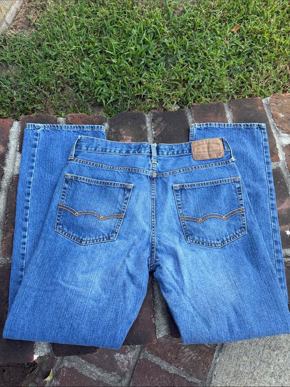 American Eagle Outfitters relaxed straight leg blue leans size 30 x 32